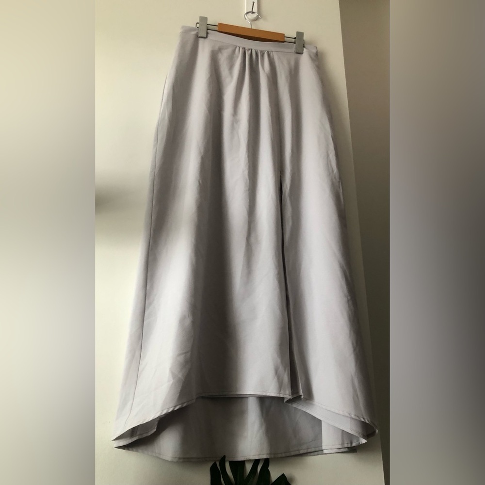 PARK & FIFTH CO. GREY FLOWY HIGH RISE MIDI SKIRT SIZE 8 LIKE NEW